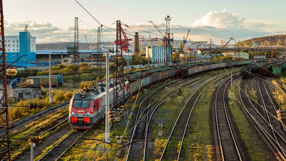 Товарный поезд на транспортном узле