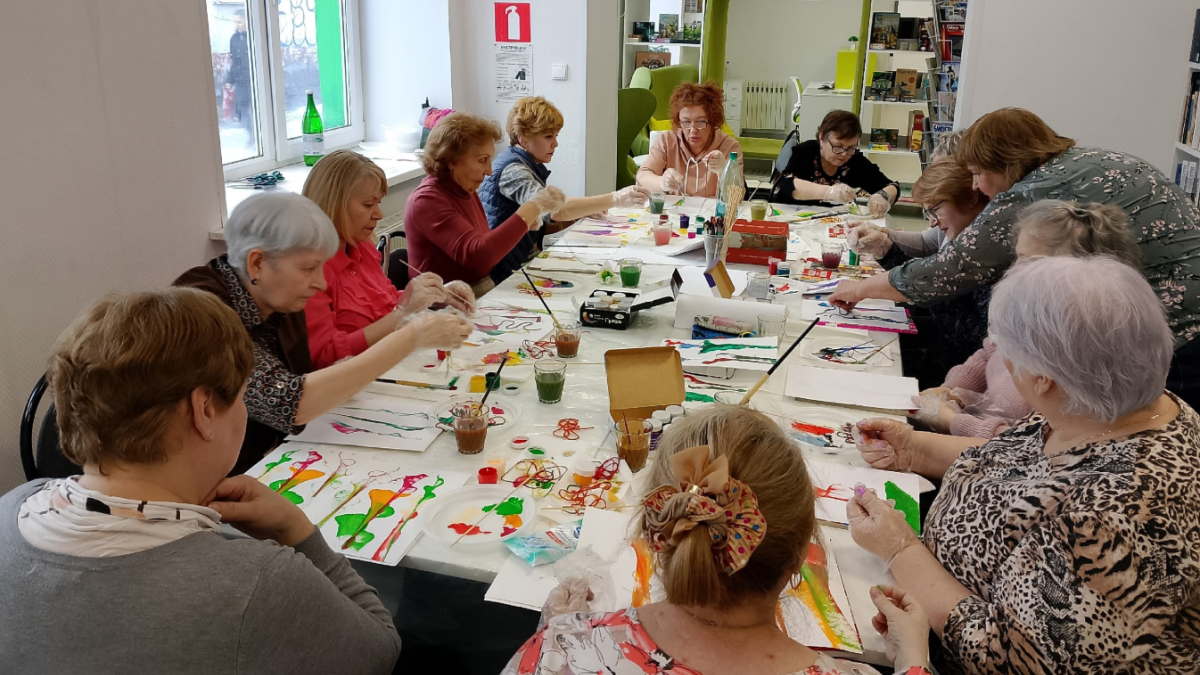 пенсионеры рисуют нитями