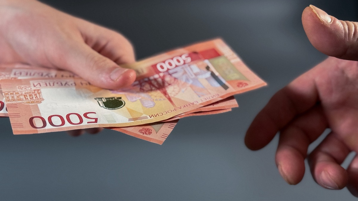 мужчина передает другому деньги