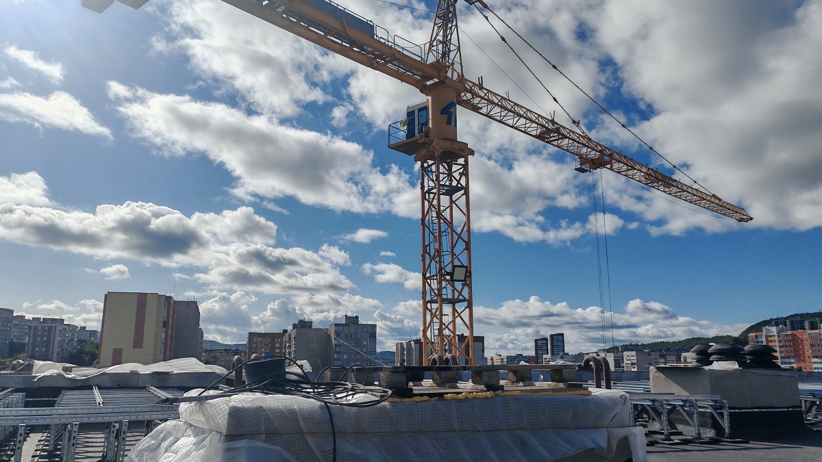 облака на фоне башенного крана