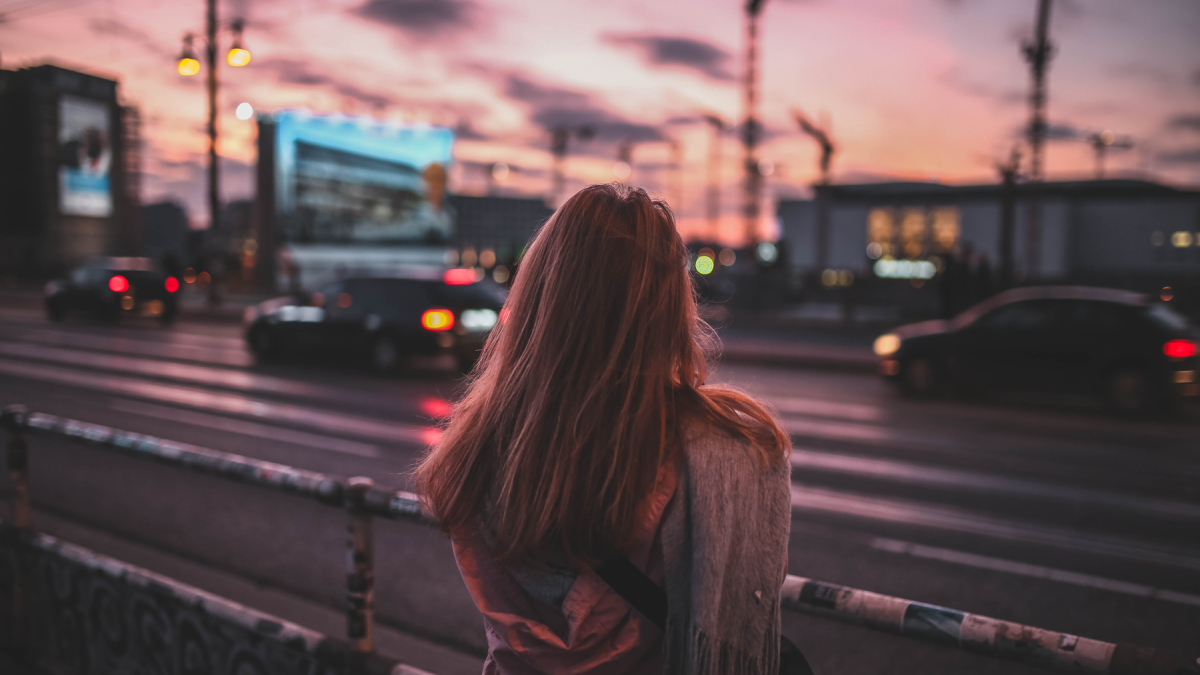 Девушка рядом с проезжей частью