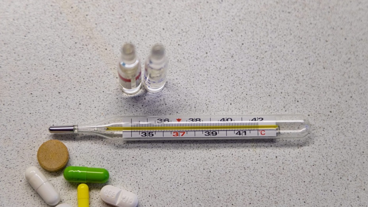 таблетки и градусник на столе
