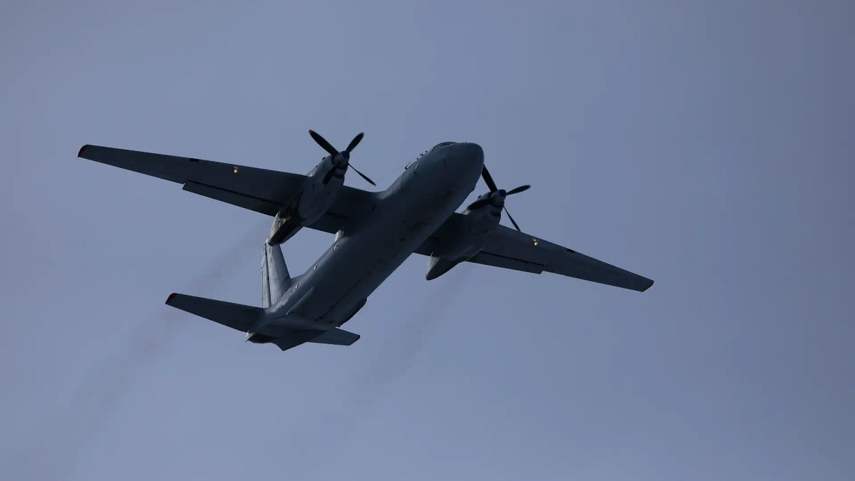 самолет летит в небе