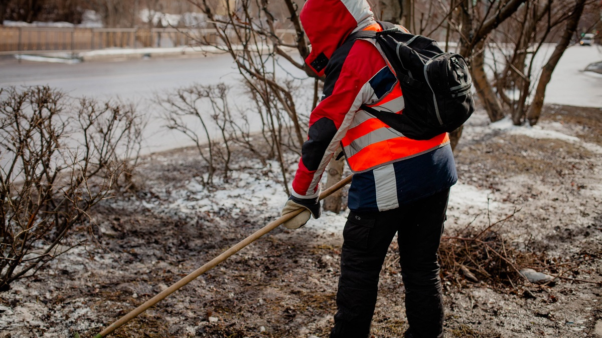 человек с граблями на улице