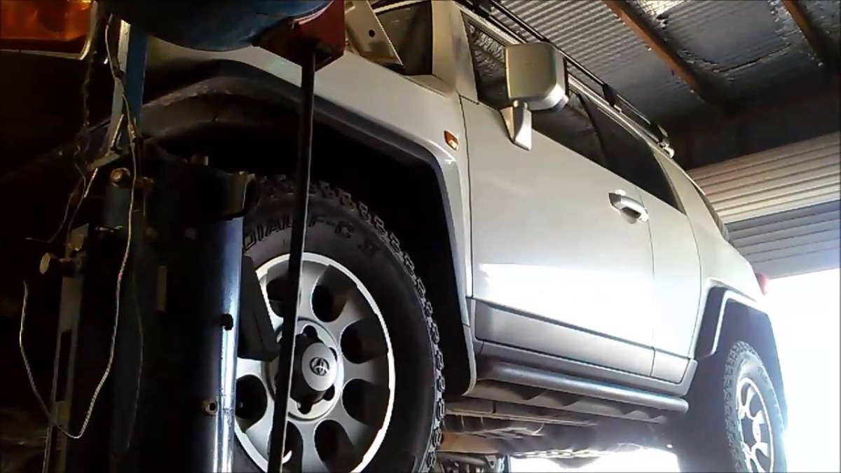 Автомобиль в гараже