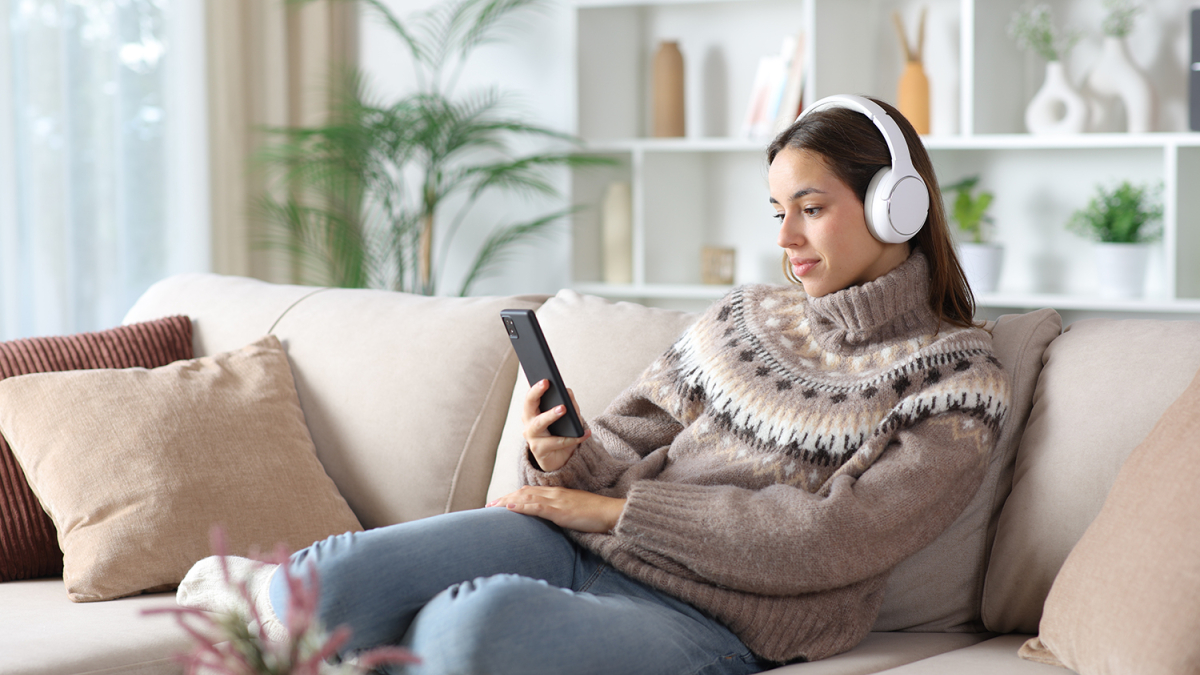 Девушка смотрит кино с телефона