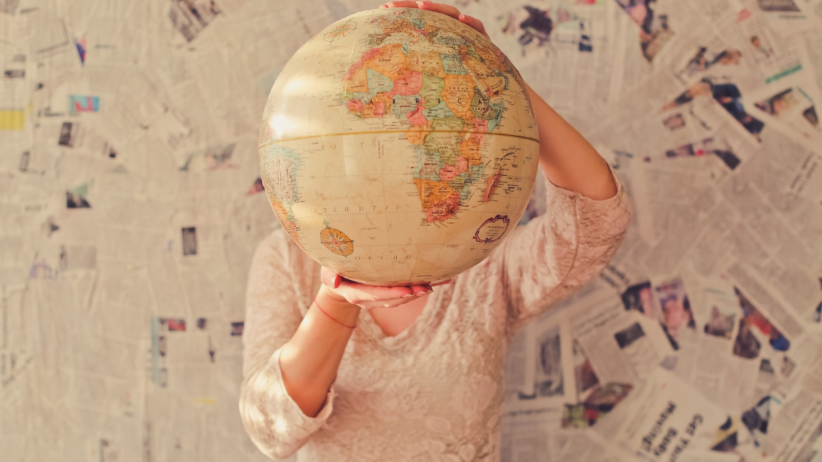 Человек с глобусом