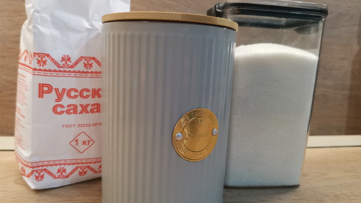 сахар в банке на столе