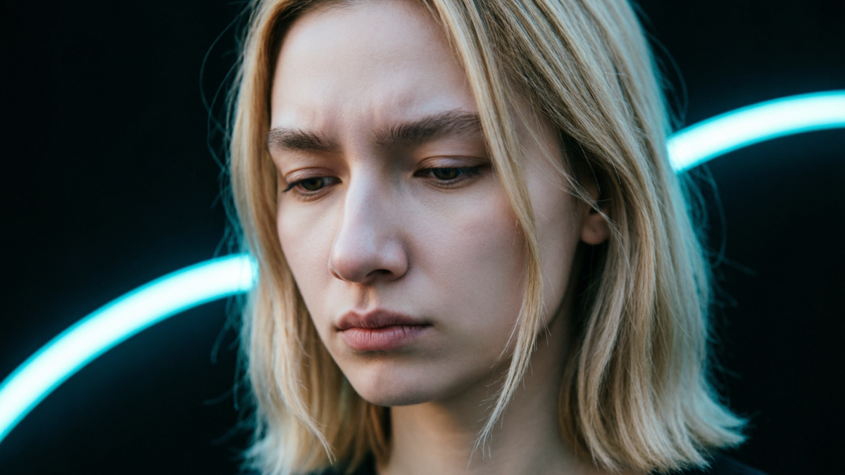 Девушка в глубоком раздумье