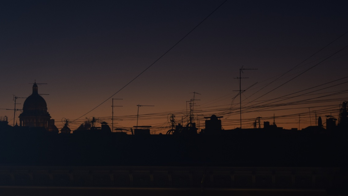 темный силуэт города