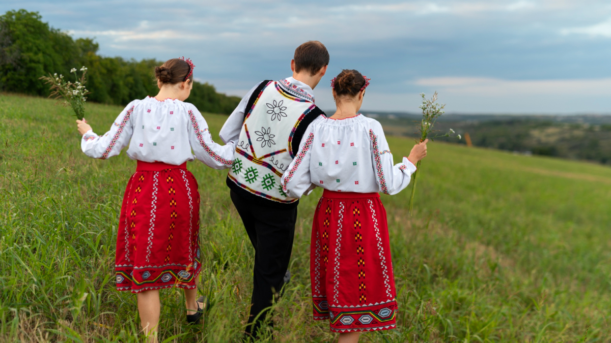 люди в народной одежде