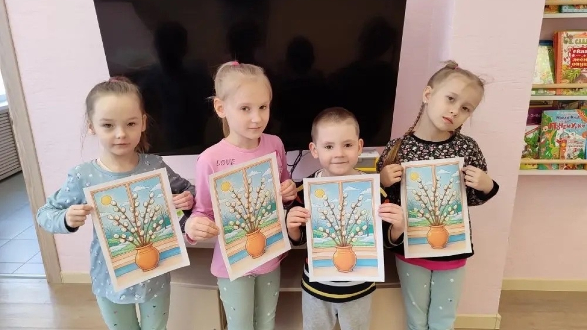 дети с поделками из пластилина