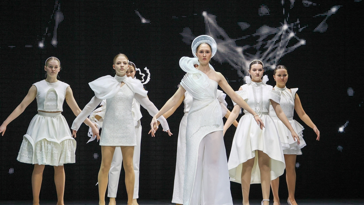 модели во время выступления