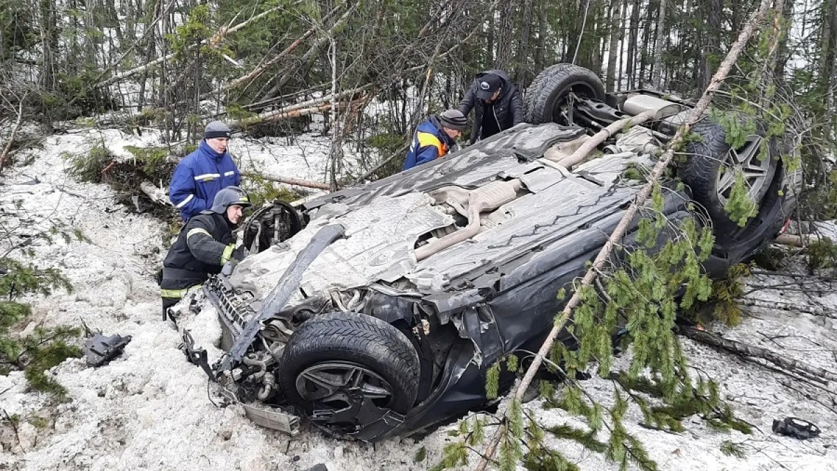 машина на крыше в кювете