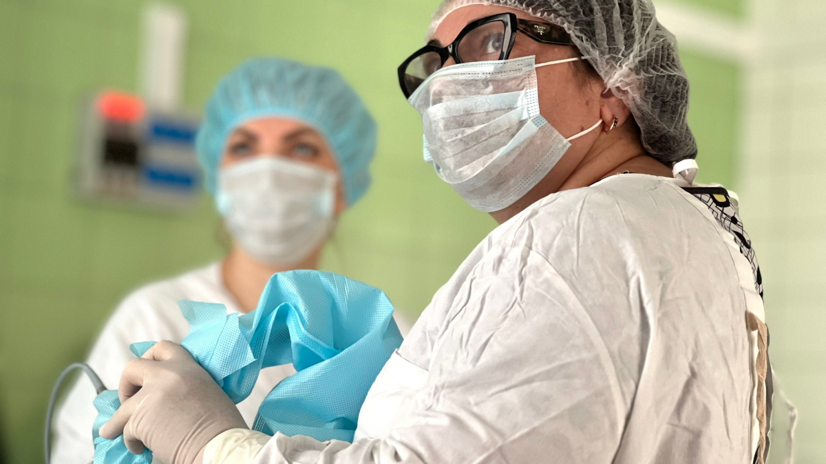 Врач в операционной