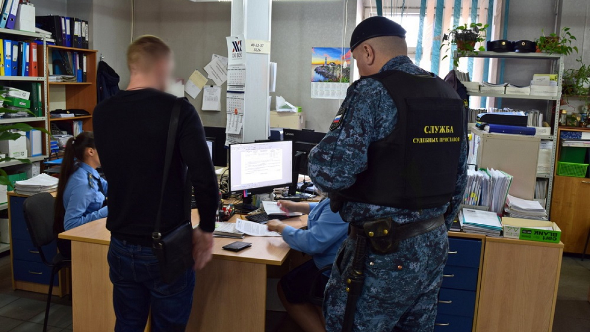 мужчина разговаривает с приставом