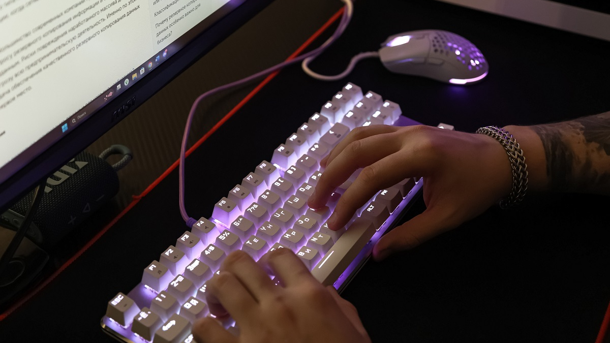 парень печатает на клавиатуре