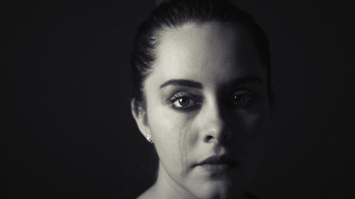 Женщина на чёрном фоне