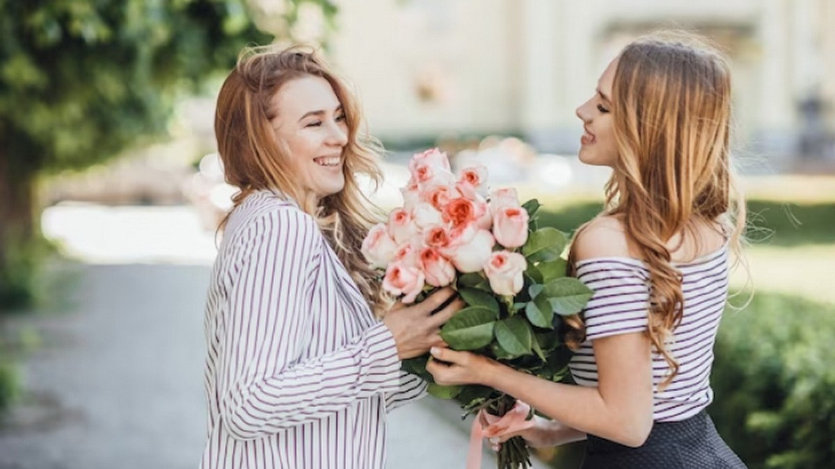 Девушки с цветами