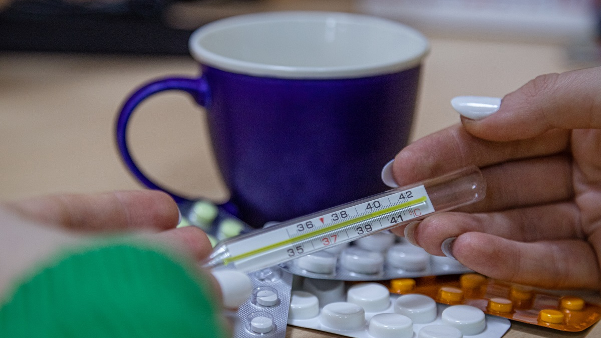 девушка в руках держит градусник