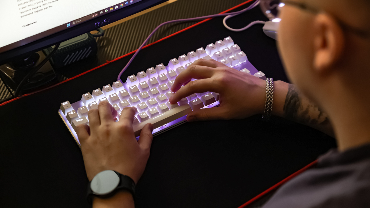 Человек за монитором компьютера