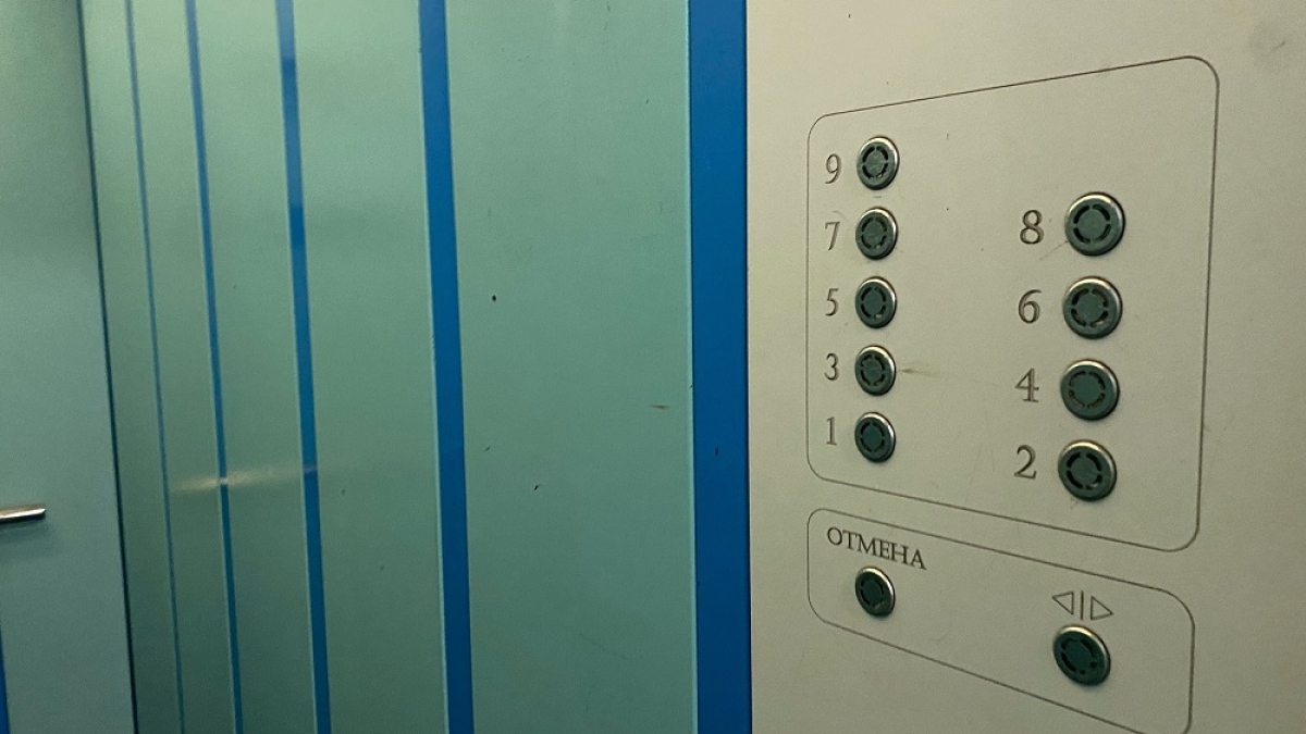 кнопки внутри кабины лифта
