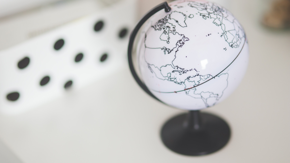 Глобус на столе