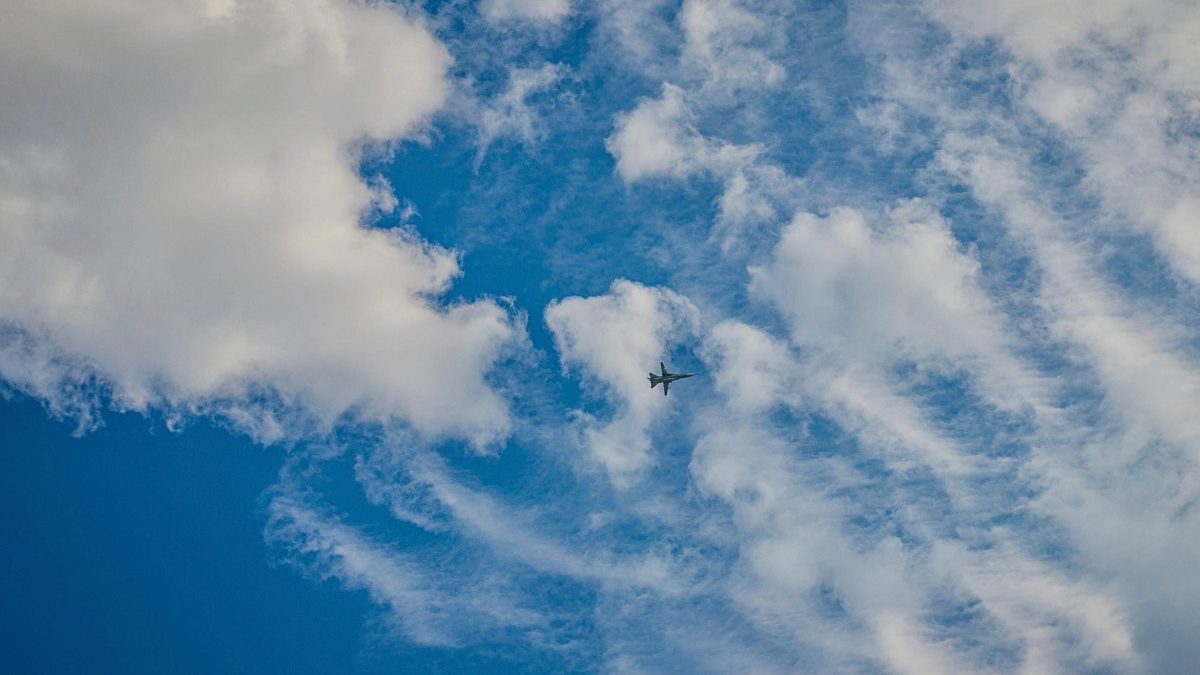 самолет в облачном небе