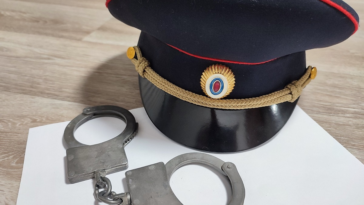 фуражка полицейского и наручники