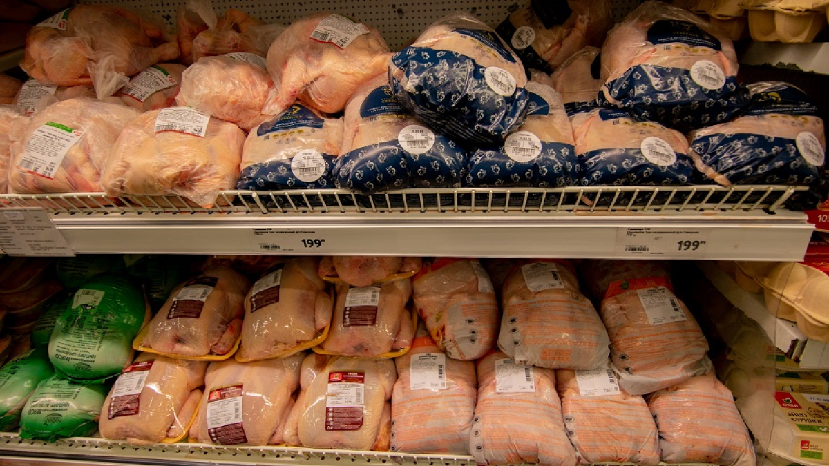 охлажденные курицы на прилавке