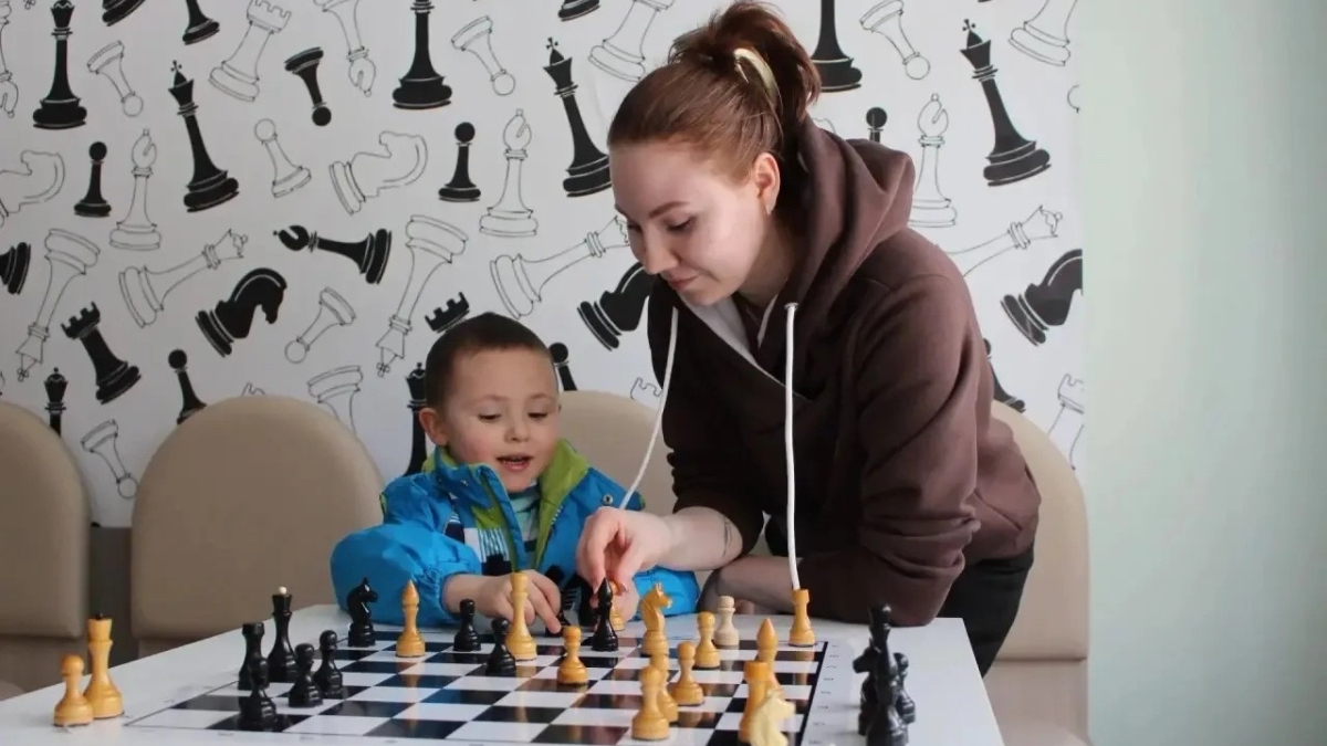 ребенок за шахматами