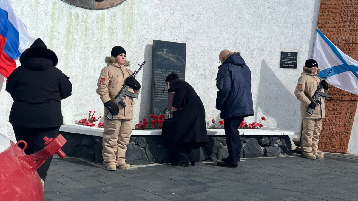 возложение цветов к монументу памяти