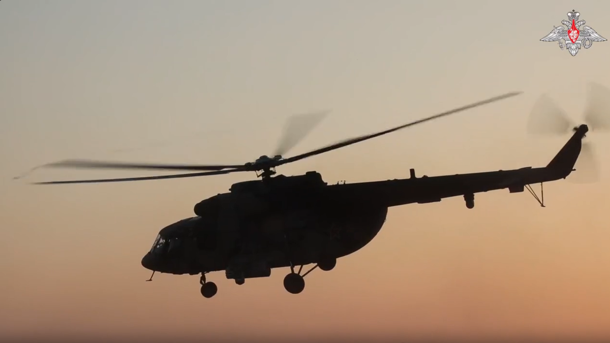 Вертолет на фоне заката