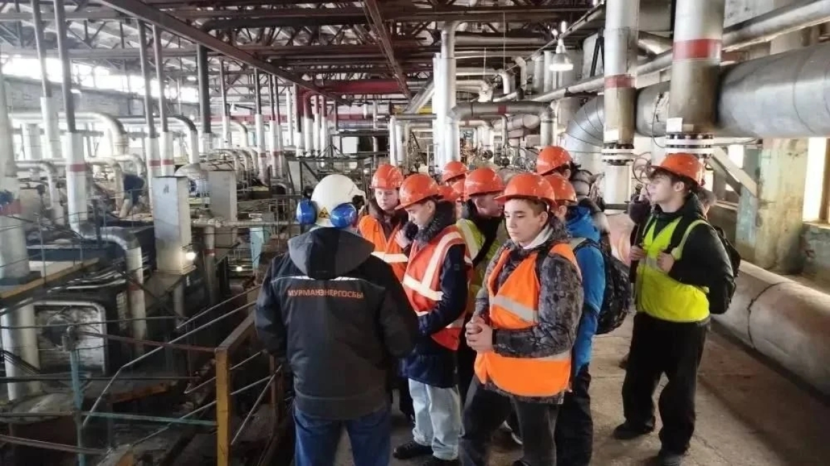 школьники в цеху на экскурсии