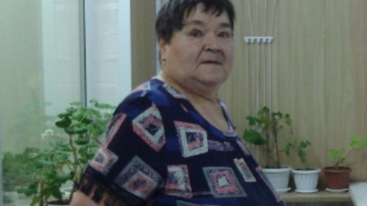 пожилая женщина в синем платье