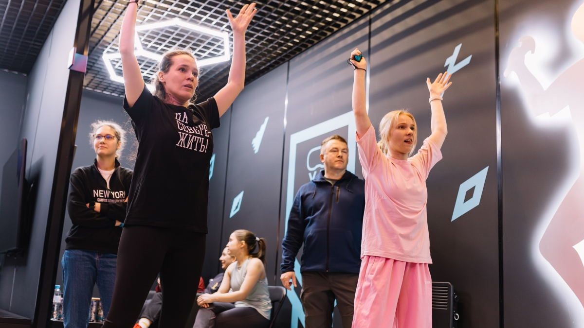 Девушка с руками вверх