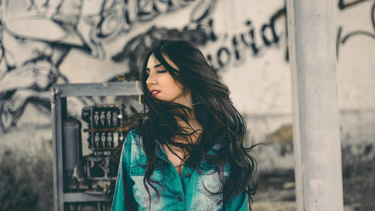 Девушка на фоне граффити