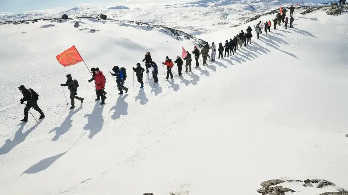 Участники использовали снегоступы и лыжи