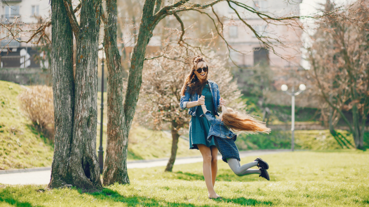 Мама с дочкой гуляют в весеннем парке