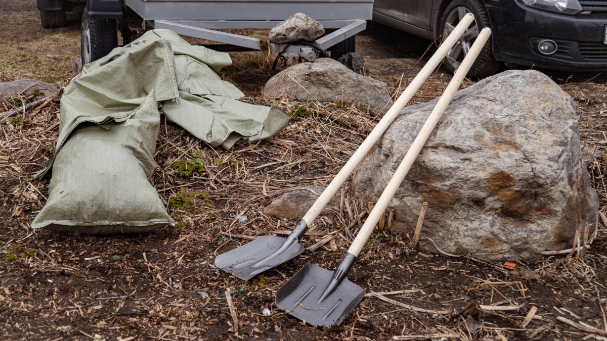 Лопаты на земле