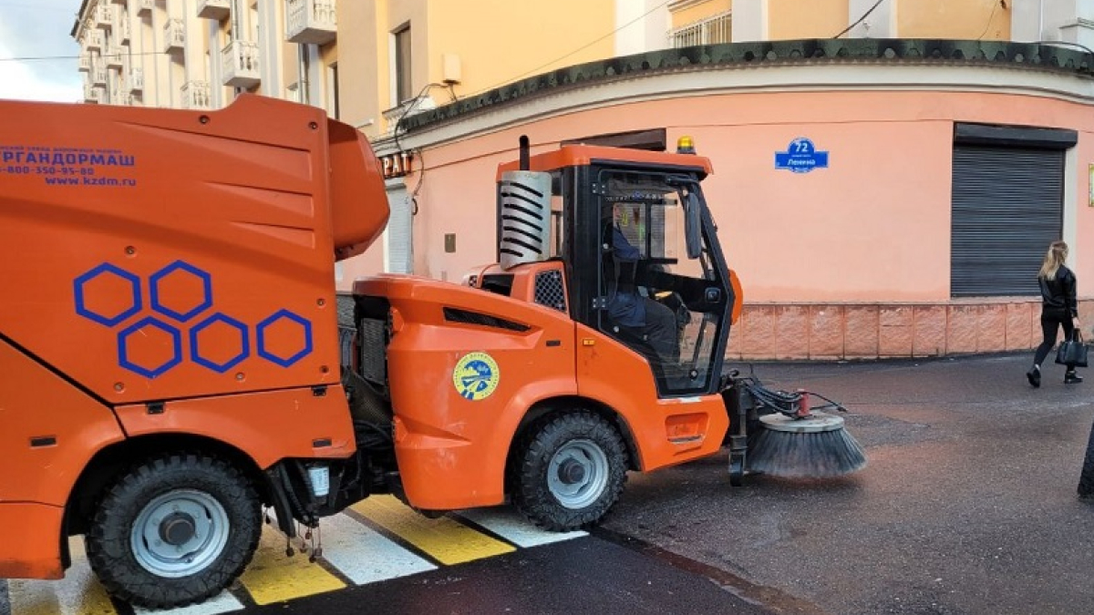 дорожная машина убирает улицу