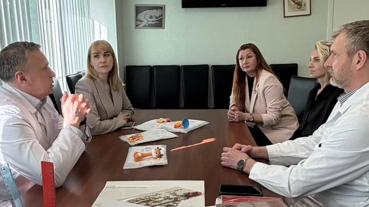 Люди за столом