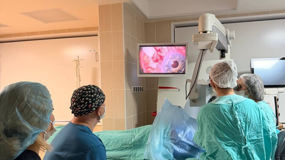 Врачи смотрят операцию