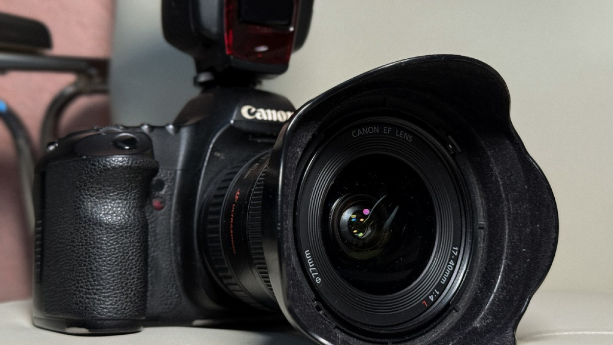 фотоаппарат лежит на столе