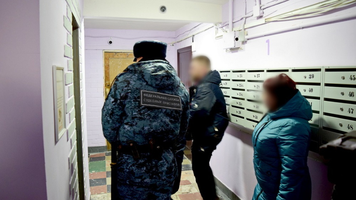 судебные приставы в подъезде