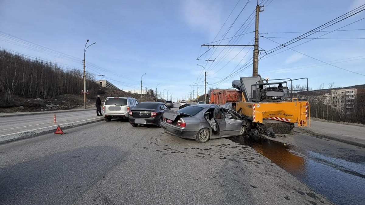 легковой автомобиль врезался в грузовик