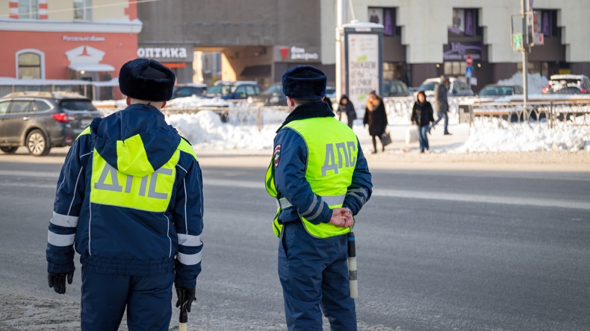 сотрудники ГАИ на дороге