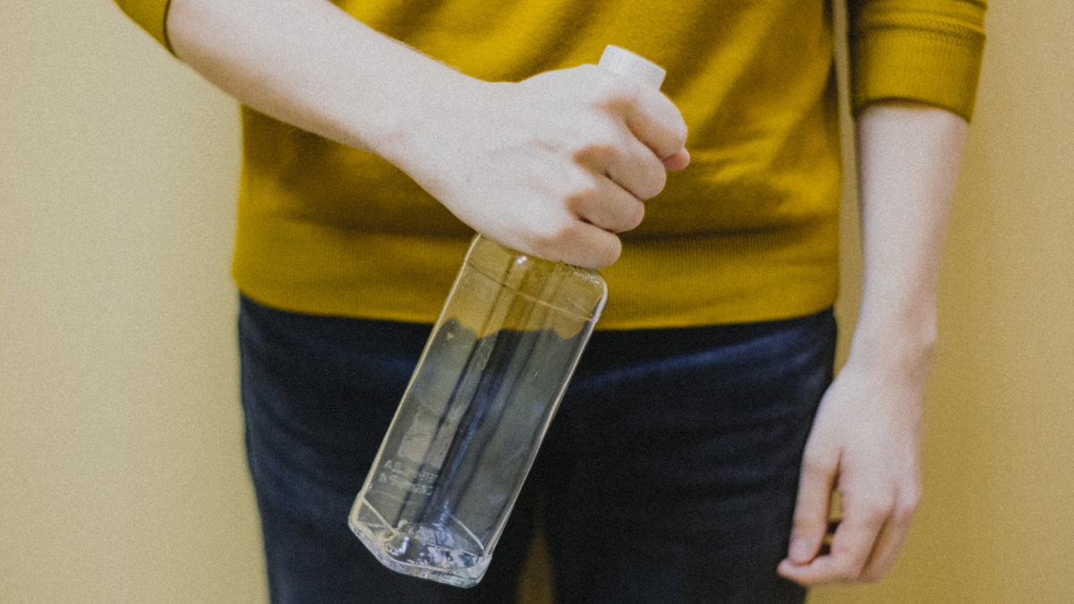 Бутылка и две рюмки на столе