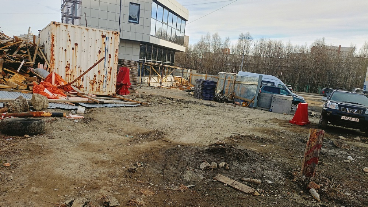 мусор возле строящегося здания