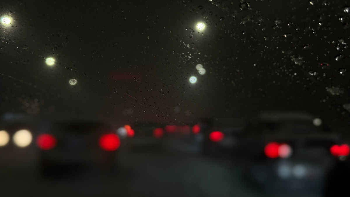 капли дождя на стекле автомобиля